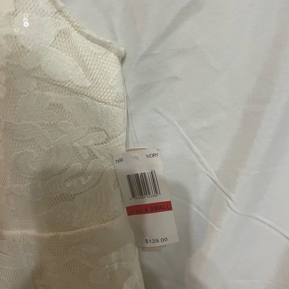 Beautiful white GB Dress size xs. Never wore with tags.‎